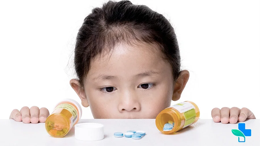 Девочка смотрит на таблетки